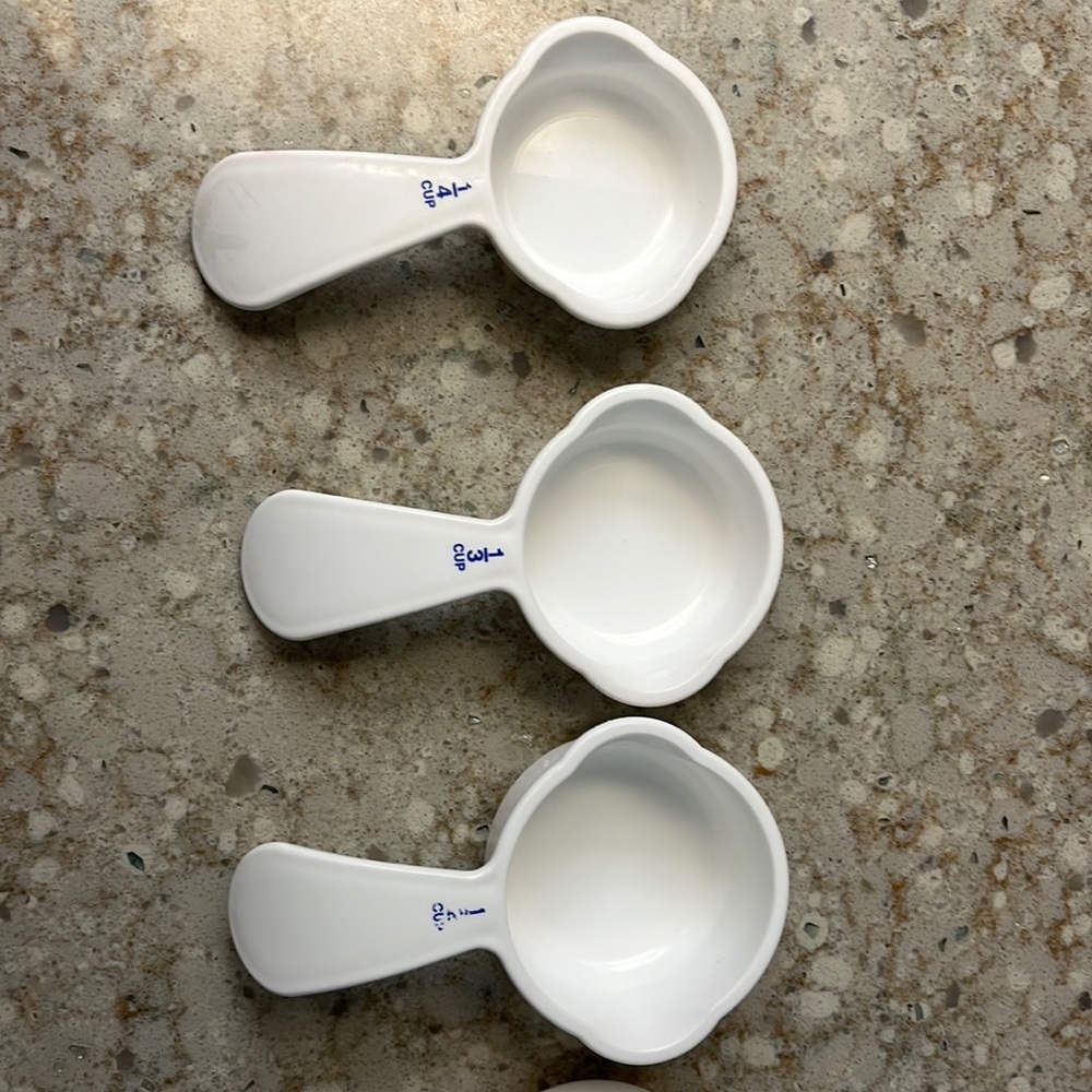 Tupperware measuring cup set